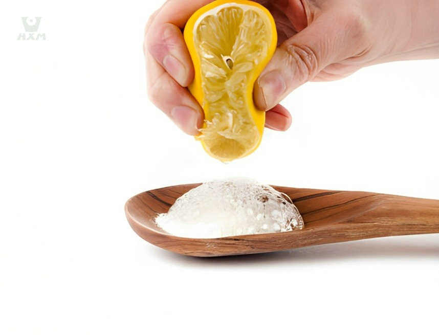 Succo di limone per rimuovere le macchie di acqua dura dall'acciaio inossidabile