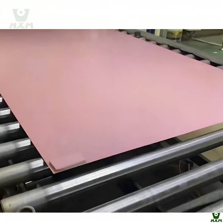 Línea de producción de láminas de color rosa de acero inoxidable.